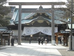 yasukuni honden.jpg